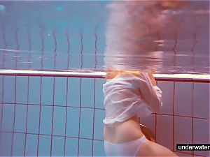 ultra-cute redhead plays bare underwater